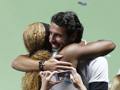 Serena abbraccia il coach dopo la vittoria a Singapore. ACTION IMAGES