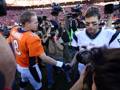 Peyton Manning stringe la mano a Tom Brady. I quarterback di Denver e New England si sfideranno domenica a Foxboro AP