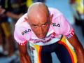 Marco Pantani in rosa durante il Giro del '99. Bettini