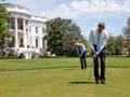 Obama sul green di fronte alla Casa Bianca insieme a Joe Biden. EPA