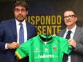 L'ad Pietro Leonardi presenta la nuova maglia che sar indossata nella gara contro la Juventus. fcparma.com