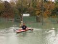 Daniele Molmenti in canoa lungo le strade di Pordenone