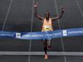 Il keniano Felix Kandie taglia il traguardo della 32 maratona di Atene. EPA