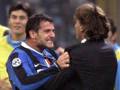 Dejan Stankovic abbraccia Roberto Mancini dopo il gol al Milan nel 2006-07. Ansa