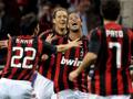 I compagni festeggiano Ronaldinho: il Milan vince il derby col primo gol rossonero del brasiliano. Lapresse