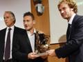 Francesco Totti, premiato da Gianfelice Facchetti e Giovanni Malag. Ansa
