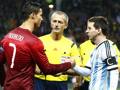 Il saluto tra Ronaldo e Messi. Lapresse