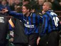 Diego Simeone festeggiato da Ronaldo dopo uno dei suoi tre gol nel derby di Milano della stagione 1997-98. Ap