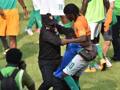 Gervinho braccato da un tifoso durante Costa d'Avorio-Camerun. Afp