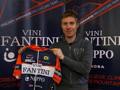 Damiano Cunego, 33 anni, mostra orgoglioso la maglia della Fantini-Nippo. Bettini