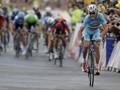 Una linguaccia di gioia di Vincenzo Nibali all'arrivo della seconda tappa del Tour a Sheffield. Reuters