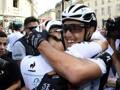 Michal Kwiatkowski abbraccia Matteo Trentin che ha appena vinto la settima tappa del Tour. Bettini
