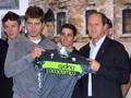 Peter Sagan e il sindaco di Gerusalemme Nir Barkat mostrano la maglia della Cycling Academy. De Waele