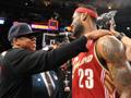 Il rapper Jay-Z abbraccia l’amico LeBron James. Epa