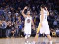 Stephen Curry (30) con Klay Thompson. Reuters