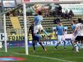 Ecco il gol dell'1-1 (regolare) realizzato da Stefano Mauri per la Lazio. Ansa