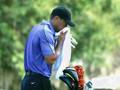 Tiger Woods costretto a lottare coi conati di vomito. Afp