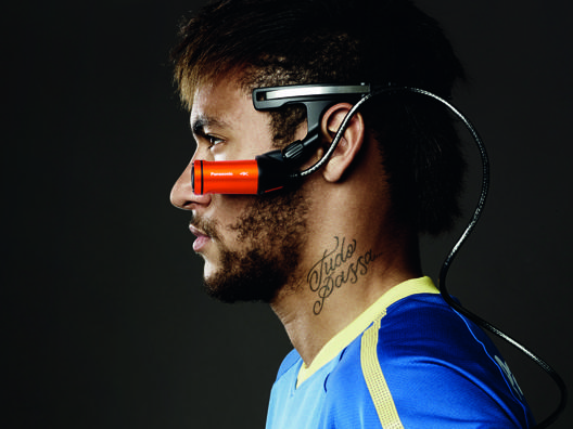 Neymar con la mini-camcorder Panasonic
