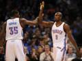 Kevin Durant con Serge Ibaka. Reuters