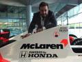 Fernando Alonso appoggiato alla McLaren di Senna