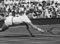 Un giovanissimo Boris Becker si esibisce in uno dei colpi che lo hanno reso leggendario: il tuffo sull’erba di Wimbledon AP