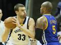 Marc Gasol, 33 anni, con Marreese Speights. Reuters