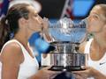 Sara Errani e Roberta vinci baciano la coppa di Wimbledon. ANSA