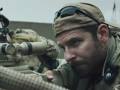 Bradley Cooper, 40 anni il 5 gennaio, nei panni di Chris Kyle in American Sniper
