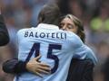 Mario Balotelli, 24 anni, festeggia conRoberto Mancini, 50, ai tempi del City. AP