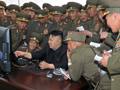 Il dittatore Kim Jong-un con lo Stato Maggiore nordcoreano in una foto dell'agenzia Afp 