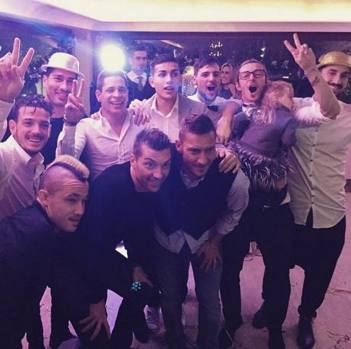 Non c&#39;è (quasi) calciatore in Serie A e nel resto del mondo che non abbia pubblicato su Instagram o Twitter uno scatto del cenone o della serata che ha salutato l&#39;arrivo del 2015. Vi proponiamo una carrellata che parte dalla festa giallorossa: Totti e compagni sorridono al nuovo anno, sognando lo scudetto... 
