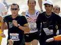 Lance Armstrong (a sinistra) scortato dall’olimpionico  Hicham El Guerrouj alla New York City Marathon 2006