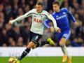 Vlad Chiriches, 25 anni, sfida Hazard durante Tottenham-Chelsea. Afp