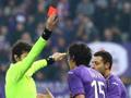 Il difensore della Fiorentina Savic espulso dall’arbitro Damato. Ansa