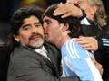 Maradona abbraccia Messi dopo la sconfitta 4-0 contro la Germania di Neuer al Mondiale del 2010. Omega