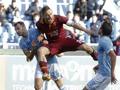Contrasto tra Radu e Totti nell'ultimo Roma-Lazio. Reuters