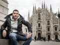 Lukas Podolski in piazza Duomo a Milano. Ansa