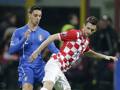 Marcelo Brozovic sfida De Sciglio nell'ultimo Italia-Croazia. LaPresse