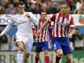 A destra il centrocampista dell'Atletico Madrid Mario Suarez, 27 anni. Afp
