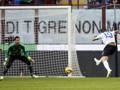 German Denis supera Diego Lopez:  l’1-0 Atalanta. Reuters