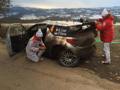 Loeb fermo con la posteriore sinistra danneggiata. wrc.com