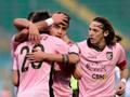 Il mucchio dei giocatori del Palermo dopo un gol. Lapresse