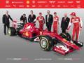 Tecnici, piloti e Arrivabene (al centro) posano con la nuova Ferrari 