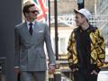 Firth nei panni dell'agente segreto Harry Hart: giacca, cravatta e ombrello antiproiettile
