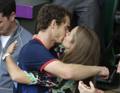 Andy Murray bacia la fidanzata Kim Sears dopo il successo a Wimbledon nel 2013 AP