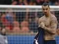 Zlatan Ibrahimovic segna l'1-0 e mette in mostra i tatuaggi. Afp