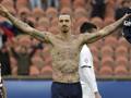 Zlatan Ibrahimovic, 33 anni, mostra il petto tatuato dopo il gol contro il Caen. Action  Images