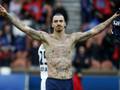 Zlatan Ibrahimovic esulta dopo il gol in campionato al Caen. Afp
