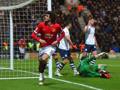 Marouane Fellaini, 27 anni, festeggia il gol del 2-1 per il Manchester United. Getty Images