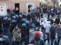 Scontri tra tifosi del Feyenoord e agenti di polizia a piazza di Spagna. Ansa
